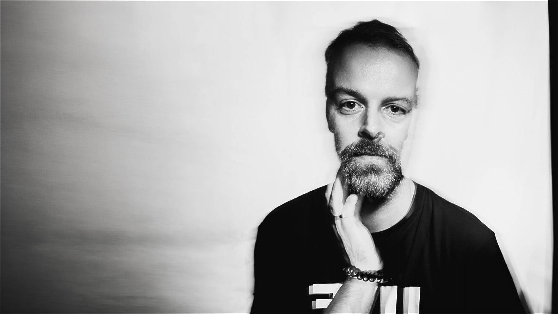 Retrato editorial en blanco y negro con presencia humana y atmósfera