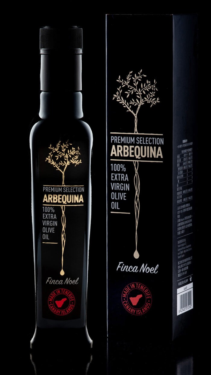 Finca Noel — botella y packaging de aceite de oliva premium sobre fondo negro