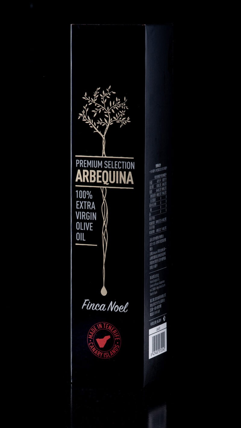 Finca Noel — caja de aceite de oliva premium fotografiada sobre fondo negro